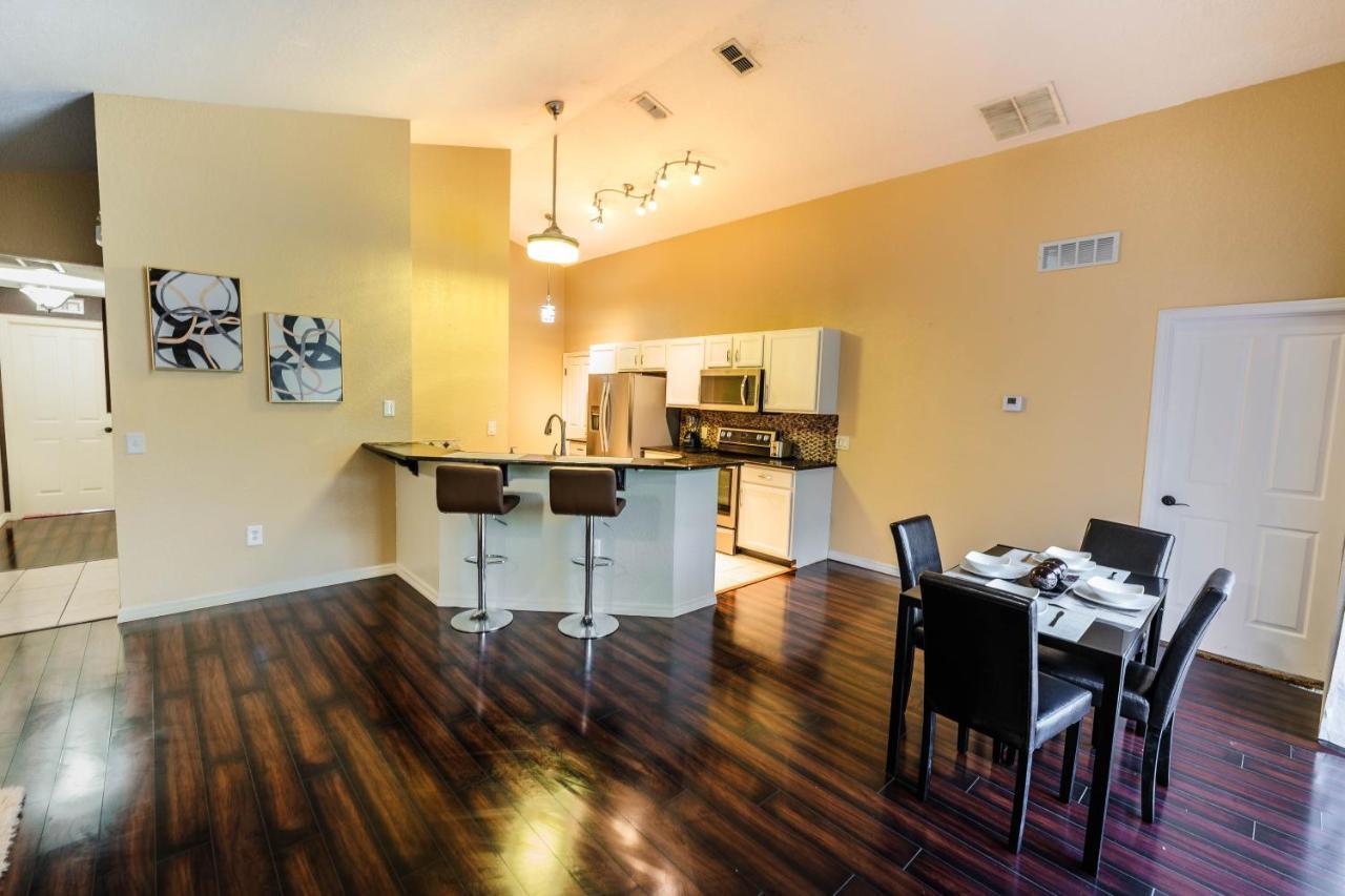In Cheerful 4-bedroom With Pool