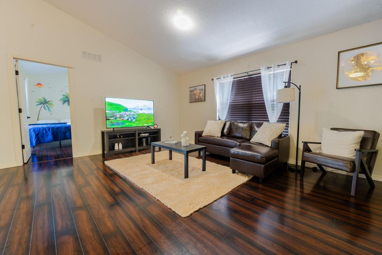 In Cheerful 4-bedroom With Pool Davenport